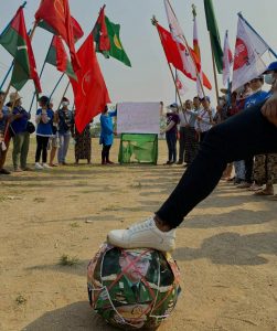 ဖားကန့်မြို့နယ် ဆိုင်းတောင်ကျေးရွာတွင် စစ်အာဏာရှင်စနစ် ဆန့်ကျင်ရေး အလံသပိတ်နှင့် ဘောလုံး Campaign များပြုလုပ်