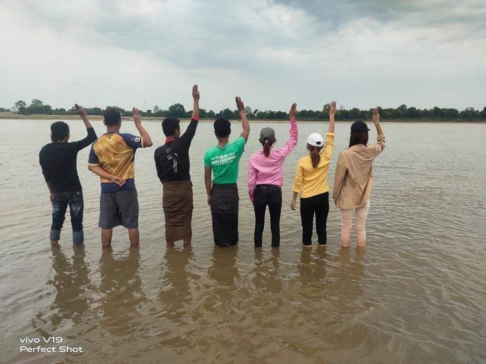 မြစ်ကြီးနားမြို့ မြစ်ကမ်းဘေး တစ်နေရာမှ စစ်အာဏာရှင်စနစ် ဆန့်ကျင်‌ေရး လှုပ်ရှားမှု -