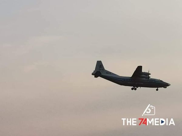 ဗန်းမော်လေဆိပ်တွင် စစ်သားများ စီးနှင်းလာသော လေယာဉ်ဆင်းသက်