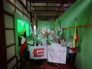 မိုးကောင်းမြို့တွင် စစ်ကောင်စီတပ်ဖွဲ့ဝင်များမှ အိမ်စီးကားများဖြင့် ပတ်ကင်းပြုလုပ်နေသောကြောင့် စစ်အာဏာရှင်စနစ် ဆန့်ကျင်ရေးပြောက်ကျားသပိတ်ပြုလုပ်