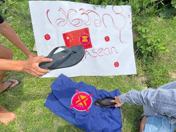 မိုးကောင်း Gen Z လူငယ်များ အာစီယံနှင့် တရုတ်ကို ဆန့်ကျင်ကြောင်း အလံကိုမီးရှို့ ဆန္ဒထုတ်ဖေ
