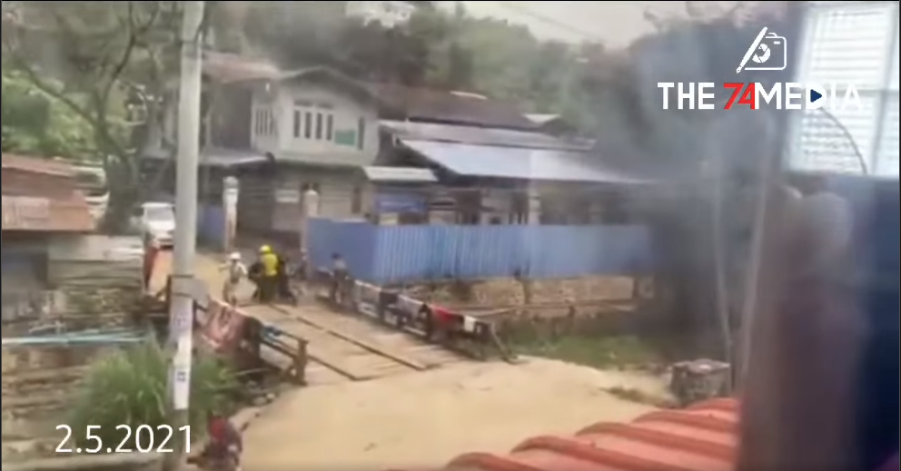 မိုးရွာသည့်ကြားမှ ဝိုင်းမော်မြို့၏ စစ်အာဏာရှင် စနစ်ဆန့်ကျင်ရေး သပိတ်