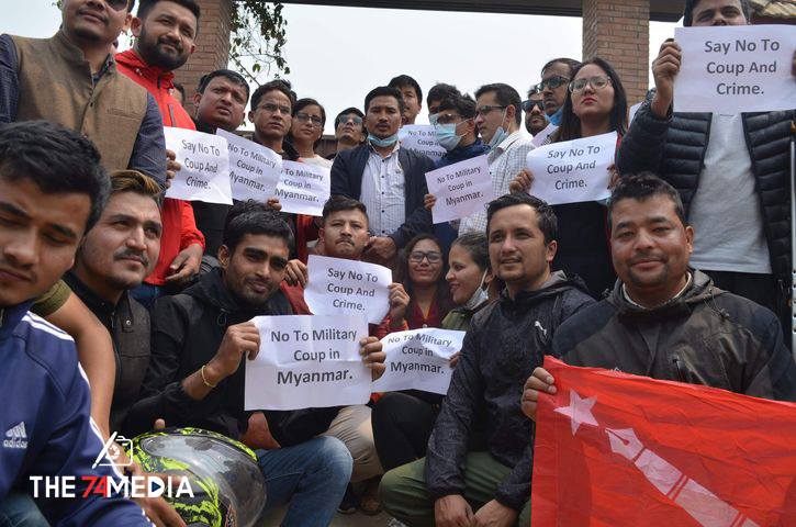 နီပေါနိုင်ငံသားများ မြန်မာသံရုံးရှေ့တွင် စစ်အာဏာသိမ်းမှုကို ဆန့်ကျင်ကန့်ကွက်ကြောင်း ဆန္ဒထုတ်ဖော်