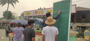 ကချင်ပြည်နယ် ရွှေကူမြို့မှ လူငယ်များ စုပေါင်းကာ စစ်ဘေးရှောင်ပြည်သူများအတွက် ရံပုံငွေဈေးရောင်းပွဲတော်ကို ရွှေကူမြို့နယ်လျှပ်စစ်ရုံးအရှေ့လမ်းဆုံမှာပြုလုပ်ခဲ့