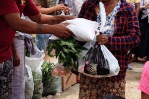 မြစ်ကြီးနားမြို့ ရမ်ပူရပ်ကွက်ရှိ ခက်ခဲနေ‌သော အိမ်ထောင်စု ၁၀၆ စုကို မြို့ခံ ပြည်သူအချို့က ယမန်နေ့ (ဧပြီ ၈ ရက်နေ့) တွင် အစားအသောက်များ သွားရောက်လှူဒါန်း