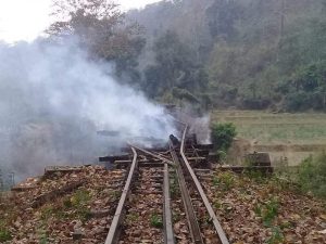 ကာဒူဘူတာနှင့် မော်ဟန်ဘူတာ အကြားရှိ ရထားသံလမ်းတံတားကို မိုင်းခွဲဖျက်ဆီး