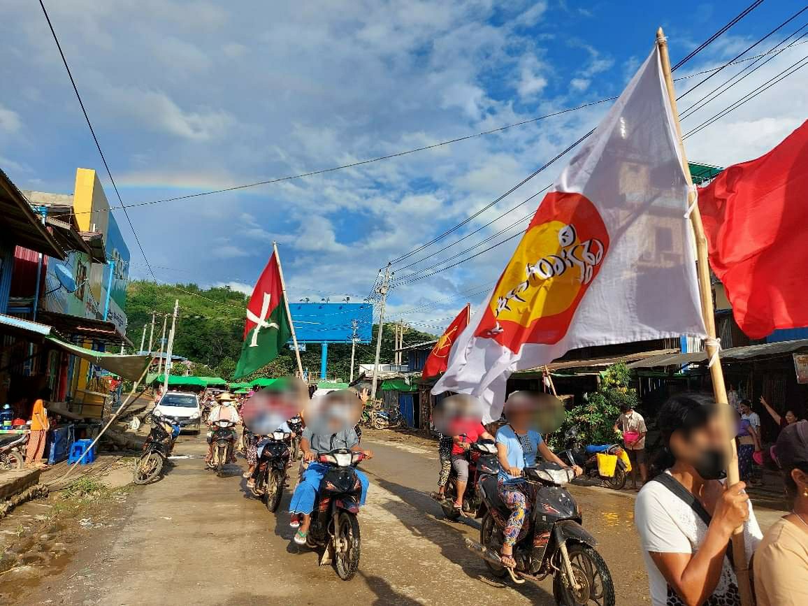 စစ်​ကောင်စီက ဖမ်းဆီးမှုများရှိ​နေ​သော်​လည်း ဖားကန့်မြို့နယ်၊ ဆိပ်မူ(ဆိုင်းတောင်)ကျေးရွာမှ ပြည်သူများက စစ်အာဏာရှင်ဆန့်ကျင်​ရေး ဆိုင်ကယ်သပိတ်ကို ယ​နေ့ ဇွန်လ ၂၀ရက်​နေ့က ပြုလုပ်ခဲ့ကြသည်။