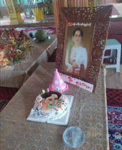 စစ်ကိုင်းတိုင်းဒေသကြီး  မော်လိုက်ခရိုင် ဖောင်းပြင်မြို့နယ် ကရားရွာတွင် ပြုလုပ်ခဲ့သည့် နိုင်တော်တော် အတိုင်ပင်ခံ ပုဂ္ဂိုလ် ဒေါ်အောင်ဆန်းစုကြည်၏ ၇၆ နှစ်ပြည့် မွေးနေ့ပွဲ