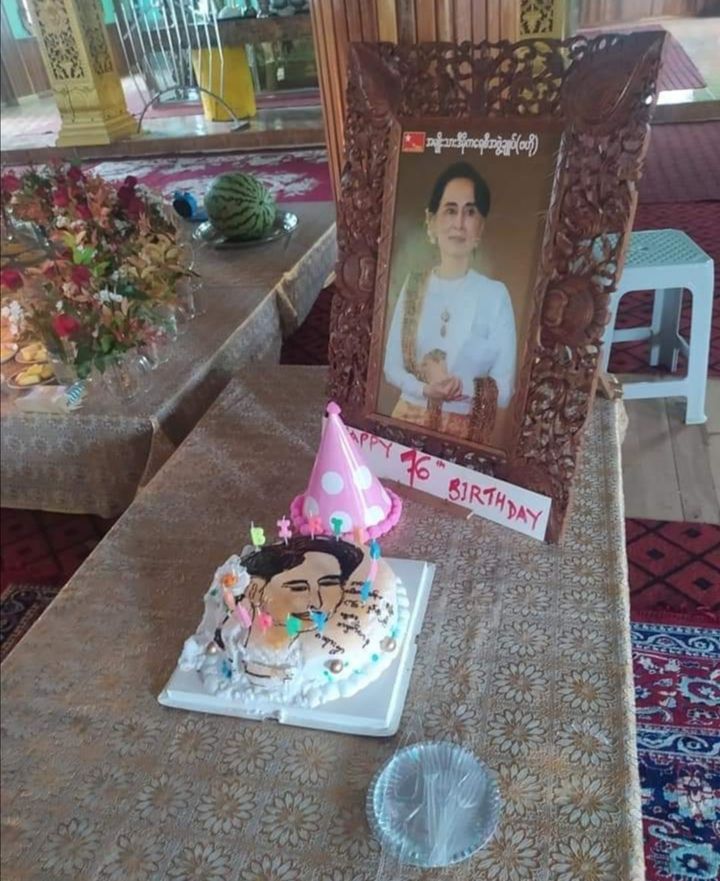 စစ်ကိုင်းတိုင်းဒေသကြီး မော်လိုက်ခရိုင် ဖောင်းပြင်မြို့နယ် ကရားရွာတွင် ပြုလုပ်ခဲ့သည့် နိုင်တော်တော် အတိုင်ပင်ခံ ပုဂ္ဂိုလ် ဒေါ်အောင်ဆန်းစုကြည်၏ ၇၆ နှစ်ပြည့် မွေးနေ့ပွဲ