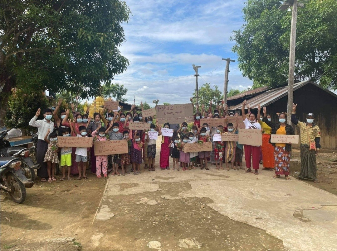ဖားကန့်မြို့နယ် ဆယ်ဇင်းကျေးရွာမှ စစ်အာဏာရှင်စနစ် ဆန့်ကျင်ရေး ပန်းသပိတ်