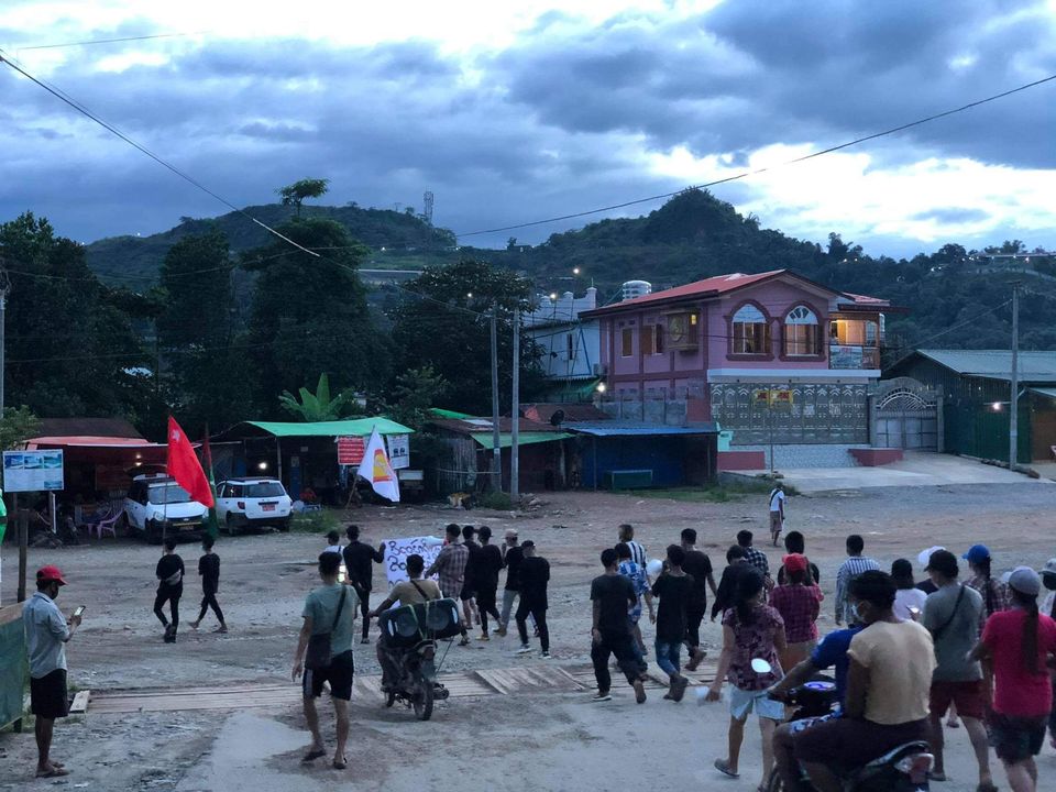 ဖားကန့်မြို့နယ်၊ ဆိုင်း​တောင်၊ ဆိပ်မူကျေးရွာတွင် စစ်အာဏာရှင်စနစ် ဆန့်ကျင်ရေး ညသပိတ် ပြုလုပ်