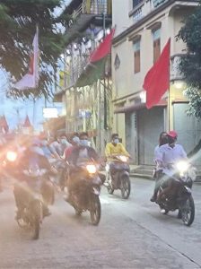 ဖားကန့်မြို့နယ်၊ ဆိုင်း​တောင်​​တွင် စစ်အာဏာရှင် ဆန့်ကျင်ရေး ညသပိတ် ပြုလုပ် 