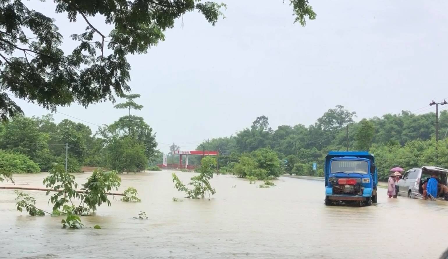 ဝိုင်းမော်-ဝါးရှောင်ကားလမ်းမကြီးတွင် ရေကြီးနေ